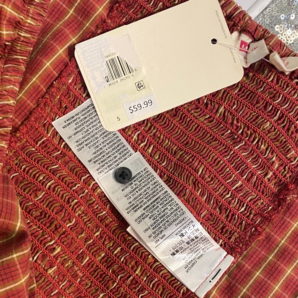 Levi's Women's Puff Long Sleeve Cropped Smocked Back Devin Blouse Red Plaid - Picture 7 of 8